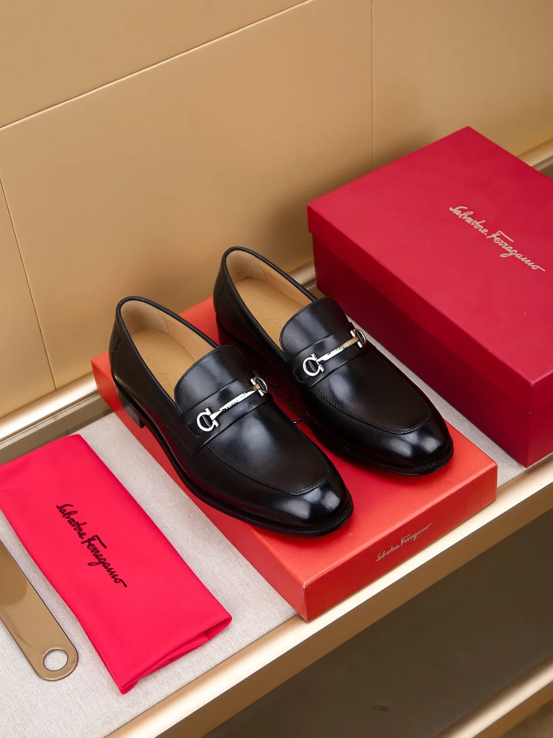 Men's shoes 💰460 🕷🕷🐂【Ferragamo】Ferragamo Popular fashionable leather shoes🇨🇳Official website counter 1:1 production, original mold opening💯Good quality can be seen, imported high-end first-layer waxed calfskin, water-dyed🐂leather lining🌿very clear texture, high-quality waterproof, non-slip and wear-resistant outsole🎋high quality and low price, truly handmade🍓colors available! Code number 39-44......(38.45.46.47 customized)